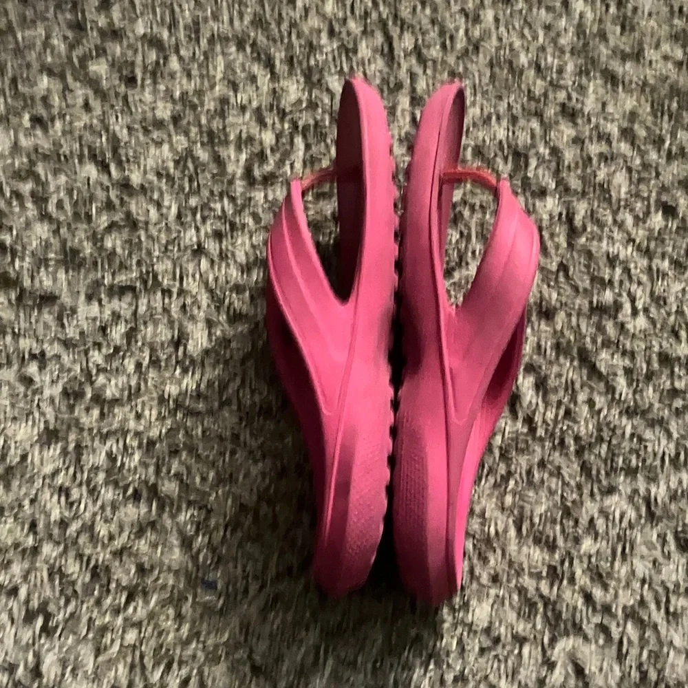 CROCS Vibrant Pink Sandals Girls Sz 1